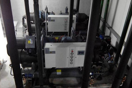 為什么水冷螺桿式冷水機(jī)組中會有污垢沉積？